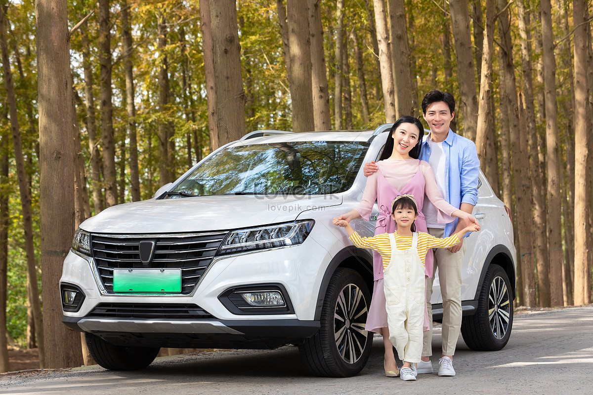 lovepik-family-travel-by-car-picture501435007